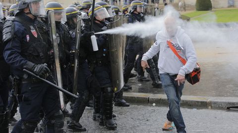 Parijda hukumatga ishonchsizlik haqida ovoz berish oldidan tartibsizliklar boshlandi