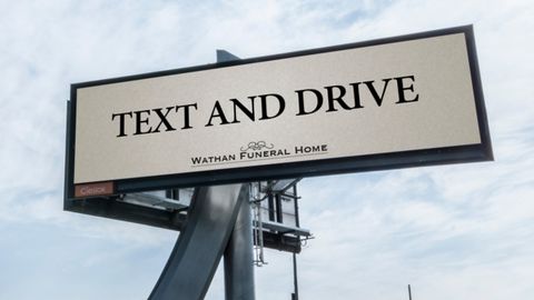 Торонтода дафн бюроси ҳайдовчиларни рулда SMS ёзишга чақирди