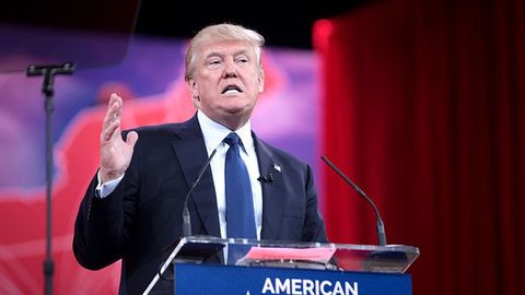 Трамп мактабларда қурол сақлашни ёқлаб чиқди