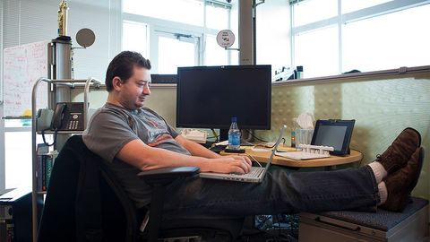 Бутун ишини автоматлаштирган дастурчини олти йиллик бекорчиликдан сўнггина фош қилишди