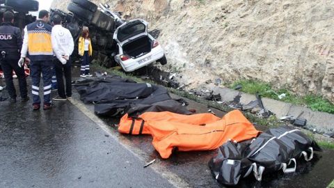 Turkiyada yuk mashinasi va yengil avtomobil to‘qnashuvi oqibatida 6 kishi halok bo‘ldi