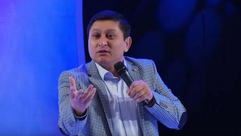 Avaz Oxun: Mazza qilib kulish uchun konsertga so‘z ustasi sifatida emas, tomoshabin bo‘lib tushish kerak