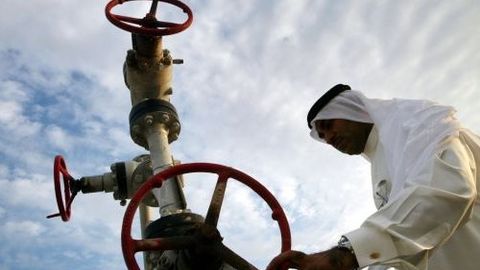 Saudiya Arabistoni neft qazib olishga cheklov o‘rnatilishini qo‘llab-quvvatlashi mumkinligi bildirildi