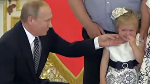 Putin Bolalar kuniga bag‘ishlangan marosimda yig‘layotgan qizchani ovutishga urindi (video)
