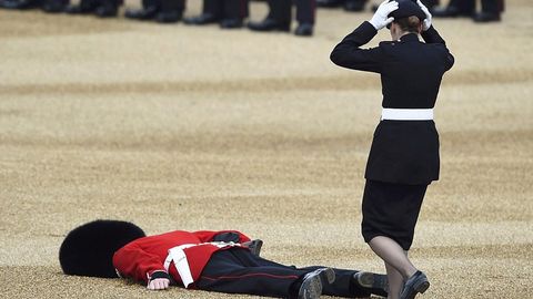 Буюк Британия қироличасининг юбилейида гвардиячи ҳушидан кетиб йиқилди (видео)