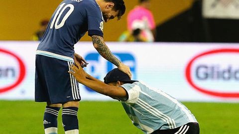 Америка Кубоги ўйинида майдонга чиқиб келган мухлис Мессига сажда қилди (видео)