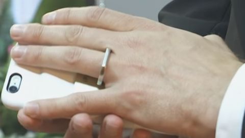 Amerikalik erkak o‘z iPhone’iga uylandi