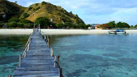 Индонезияда қурилаётган кўприк қулаб тушиши оқибатида 5 киши ҳалок бўлди