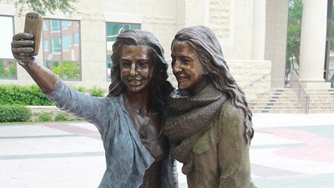 AQShning Texas shtatida selfiga haykal o‘rnatildi