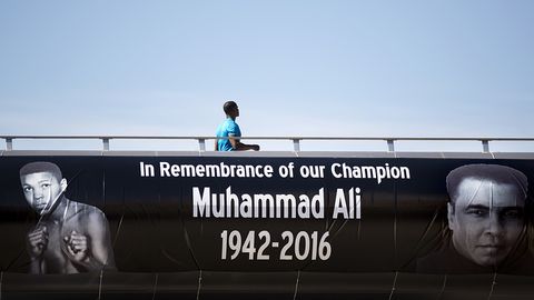 Muhammad Ali bilan vidolashuv marosimiga bepul chiptalarni internet orqali pullashmoqda