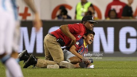 Messidan dastxat olish uchun maydonga yugurib chiqqan muxlis yakunda u bilan quchoqlashdi (video)