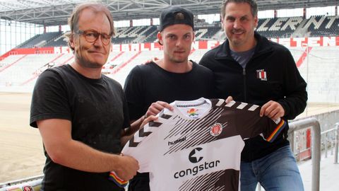 Germaniyaning “Sankt Pauli” klubi bosh murabbiyi niqobidagi odam bosh murabbiy o‘rniga futbolchining taqdimotida qatnashdi