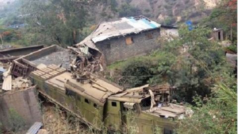 Xitoyda yuk poyezdi izidan chiqib ketdi va uyga borib urildi