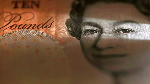 Фунт стерлинг 30 йил ичида биринчи марта 1,35 доллардан пасайди