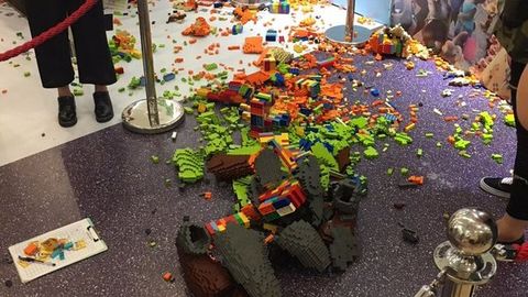 Хитойдаги кўргазмада ёш бола 15 минг долларлик Lego ҳайкалини синдириб қўйди