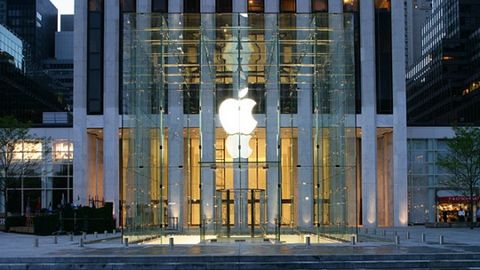 Apple ходимига ўхшаб кийиниб олган америкалик дўкондан 19 та iPhone’ни ўғирлаб кетди