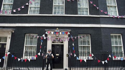 Buyuk Britaniyaning mehnat  va sobiq mudofaa vazirlari hukumatni boshqarish uchun kurashishlarini ma’lum qildi