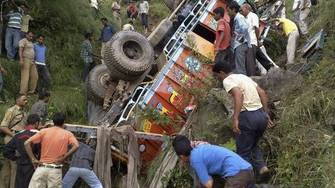 Hindiston shimolida avtobusning jarga qulashi oqibatida 5 kishi halok bo‘ldi