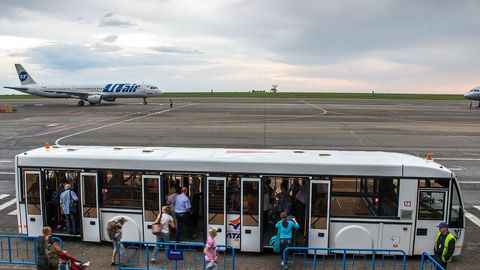 Moskvaning Vnukovo aeroportida yo‘lovchilarni samolyotgacha yetkazadigan avtobus haydovchisi olamdan o‘tdi