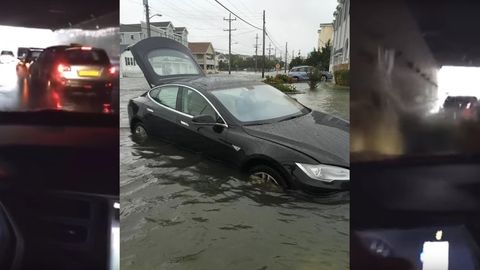 Ilon Mask suv ostida qolgan Olmaotada qayiqqa aylangan Tesla videosini ko‘rsatdi (video)