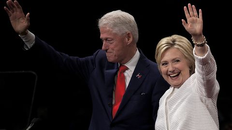 Клинтон ғалабани нишонлаб, ўзини АҚШ президентлиги учун биринчи аёл номзод деб атамоқда