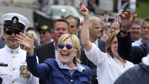 Klinton Demokratik partiyani jipslashtirish uchun Sanders bilan birlashishga tayyor