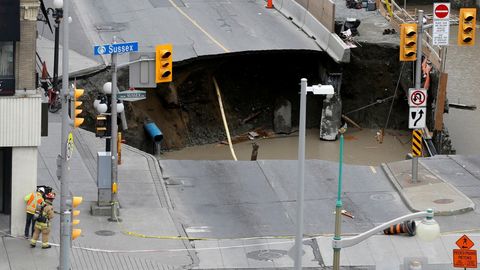 Kanada poytaxti markazidagi ko‘chaning bir qismi yer ostiga qulab tushdi