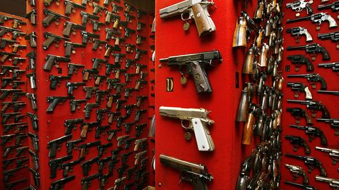 Oq uy: Obama Kongress qurol-yarog‘ ustidan nazoratni kuchaytirishni rad etganidan darg‘azab bo‘ldi