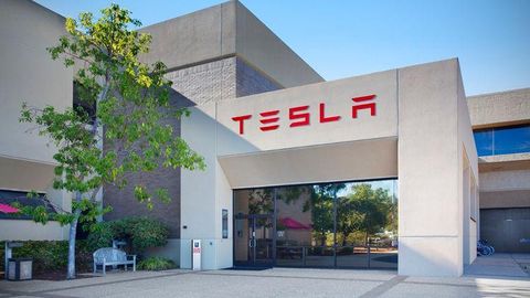 Tesla компанияси Model S электрокарининг иккита арзонроқ версиясини тақдим этди