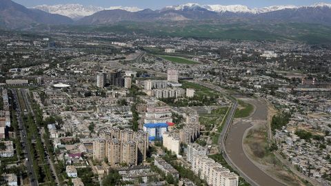 Тожикистон ҳукумати мансабдорларга ночорларга садақа бериш мажбуриятини юклади