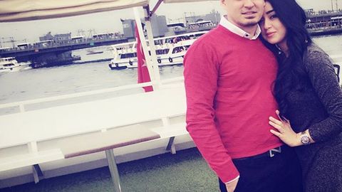 Xonanda Ali Otajonov Instagram’dagi sahifasida turmush o‘rtog‘i bilan tushgan suratini e’lon qildi