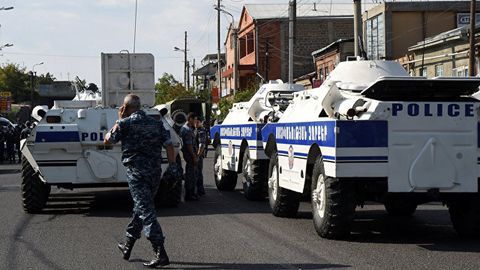 Yerevandagi politsiya binosidan garovdagilardan biri ozod qilindi