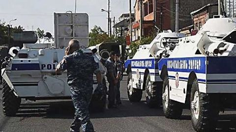 Ереванда полиция биносини қўлга олган гуруҳнинг икки аъзоси таслим бўлди