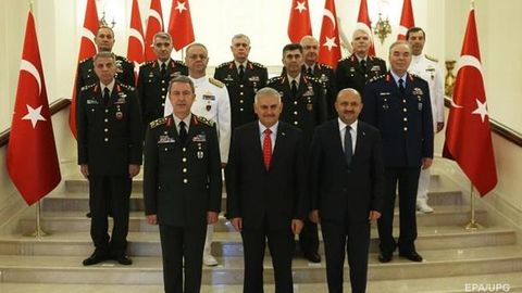 Turkiyada 99 nafar polkovnik harbiy to‘ntarishga urinishdan so‘ng general va admiral unvonlarini oldi