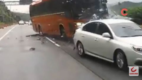 Janubiy Koreyada avtobus biryo‘la 5 ta yengil mashinani urib ketdi (video)