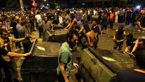 Yerevanda politsiya binosini qo‘lga olgan guruh vakillari shifokorlar garovga olinganini inkor qildi