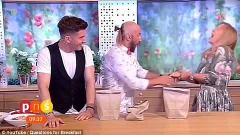 Polshada fokuschi to‘g‘ridan-to‘g‘ri efir chog‘ida adashib, teleboshlovchining qo‘liga mix sanchib oldi (video)