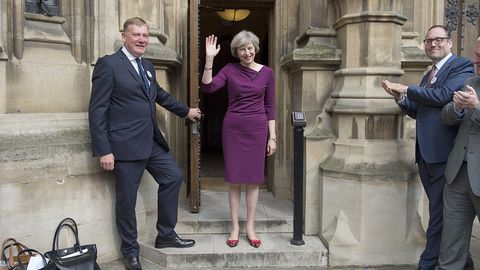 Buyuk Britaniyaning bo‘lajak bosh vaziri hukumat qarorgohi oldida uni kutayotgan mashinani topa olmadi (video)