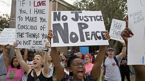 Tadqiqot: AQSh politsiyasi afroamerikaliklarga shafqatsiz munosabatda bo‘ladi, ammo ularga kamroq o‘q uzadi