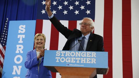 Sanders prezidentlik poygasidan chiqdi va Klintonni qo‘llab-quvvatlashini bildirdi