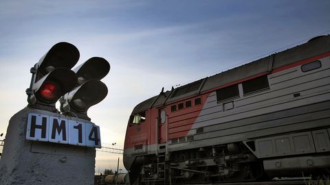 Moskva viloyatida quloqchin taqqan 17 yoshli qiz poyezd ostida qoldi