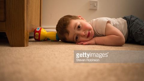 Yerevanlik erkak ikki yoshli o‘g‘lini gilamga yelimlab qo‘ydi