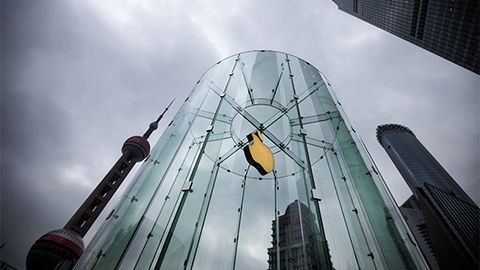 Apple акциялари савдолар 15 фоизга пасайгани ҳақидаги хабардан сўнг 8 фоизга кўтарилиб кетди