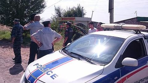 Yerevanda politsiya binosini egallab olgan guruh qurolli qo‘zg‘olon haqida e’lon qildi
