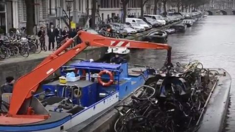 Video: Amsterdamdagi kanaldan qazib olinayotgan velosipedlar