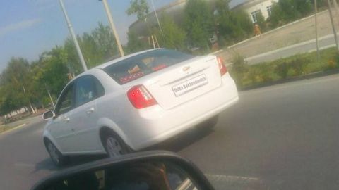 Foto: Davlat raqam belgisi o‘rniga ism yozilgan Farg‘onadagi Lacetti