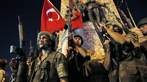 OAV: Turkiyada harbiy to‘ntarishga urinishdan so‘ng qo‘lga olingan 989 harbiydan 758 nafari ozod etildi
