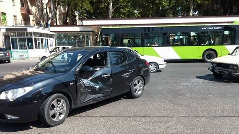 Фото: Чилонзорда Hyundai Elantra ва «Жигули» иштирокида авария юз берди