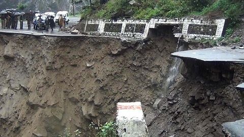 Ҳиндистон шимолида кўчки ва сув тошқинлари оқибатида 50 дан ортиқ киши ҳалок бўлди