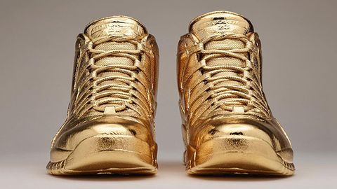 Reper Dreyk sof oltindan ishlangan krossovkasini namoyish qildi